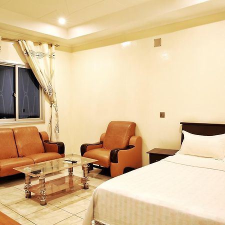 Shanghai Hotel Нджамена Экстерьер фото