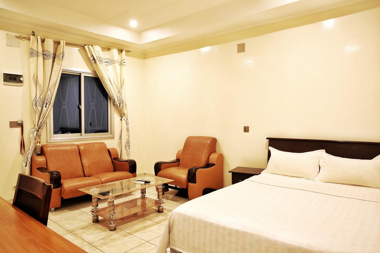 Shanghai Hotel Нджамена Экстерьер фото