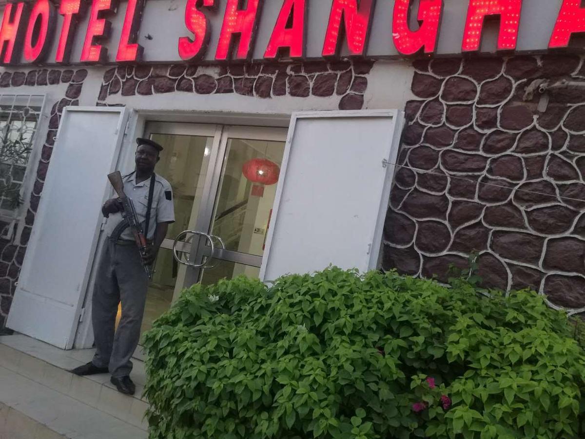 Shanghai Hotel Нджамена Экстерьер фото